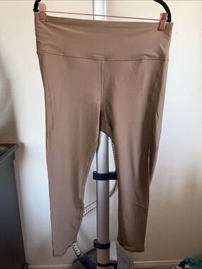 Athleta Pacesetter 7/8 Leggings in Light Tan